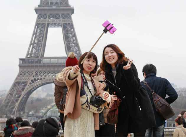 2048x1536-fit_touristes-perche-selfie-paris-6-janvier-2015
